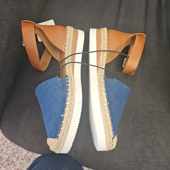 NIB a.n.a Women's Size 6.5 Carrie Denim Dressy Flat Sandals Crochet Accents - Picture 5 of 9